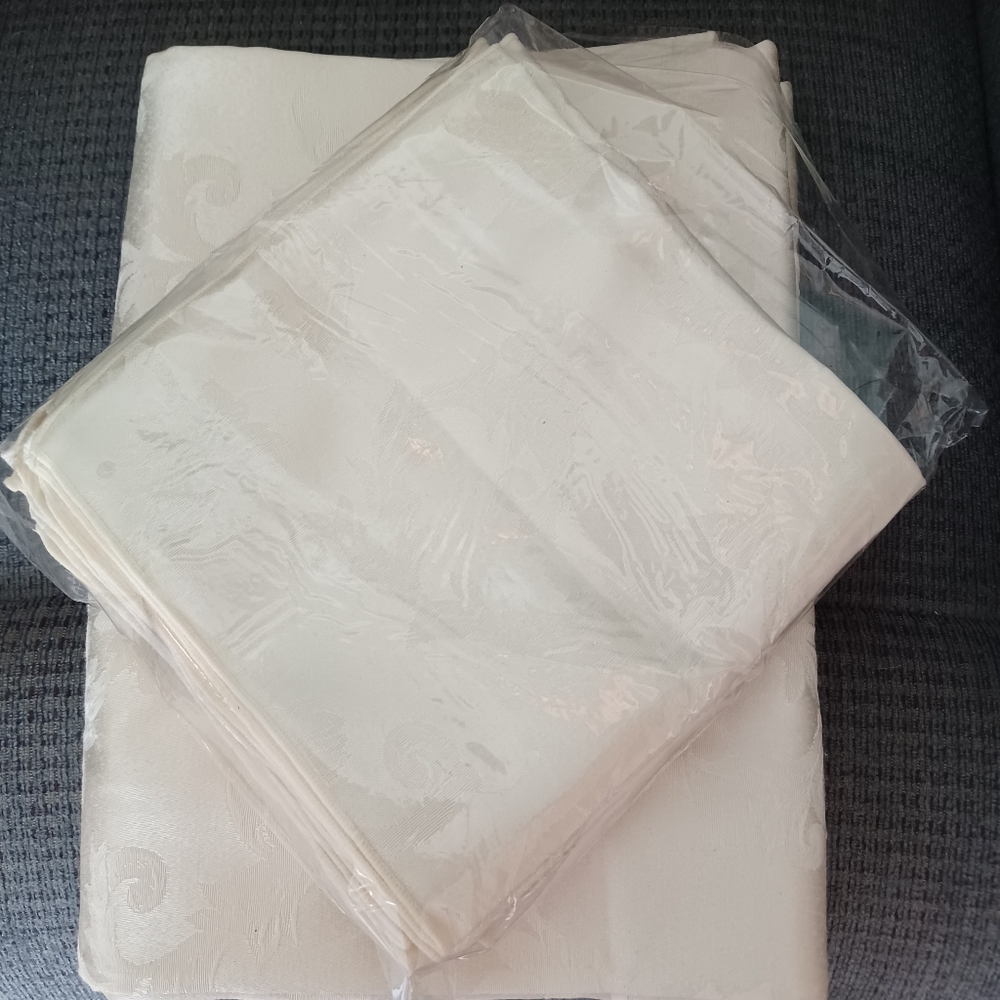 BANQUET TABLECLOTH NAPKINS SET NWT CREAM OBLONG SEATS 12